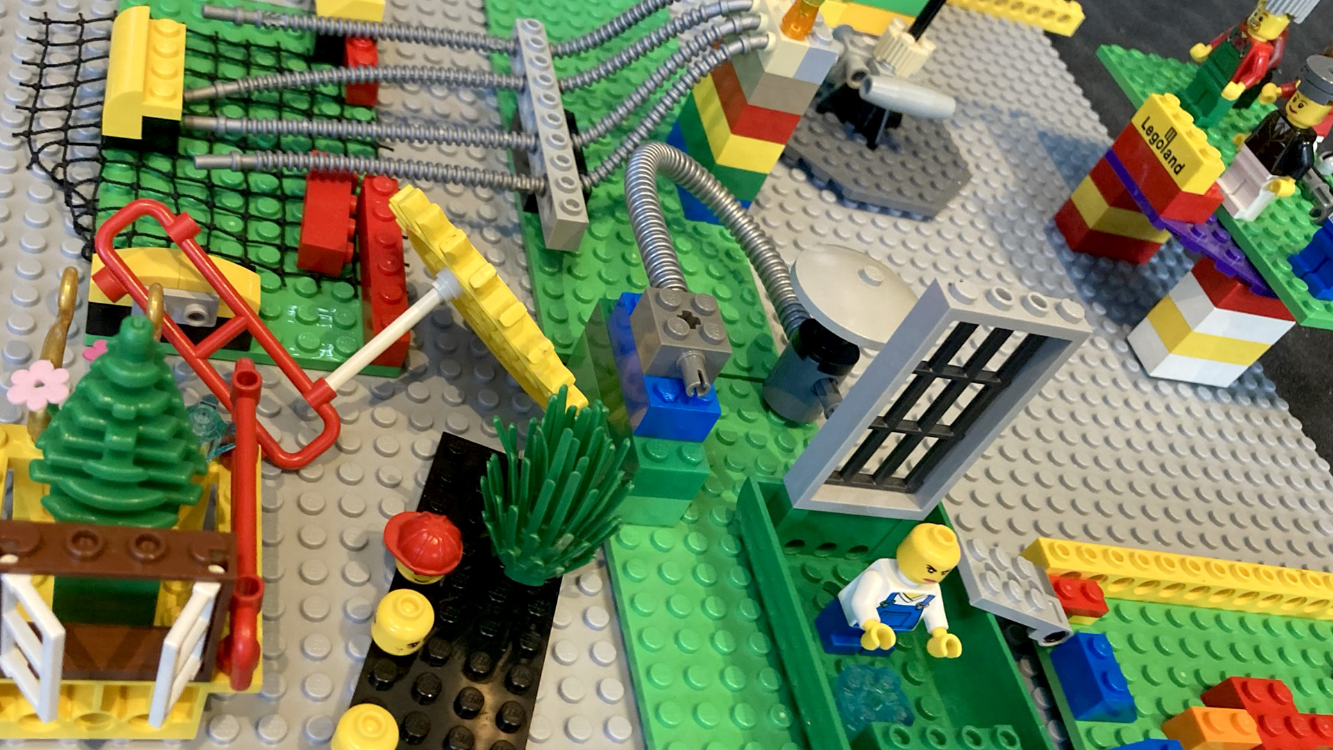 Tijdens een workshop met de LEGO® SERIOUS PLAY® methode gebruiken de deelnemers LEGO® materialen om diverse vraagstukken te beantwoorden