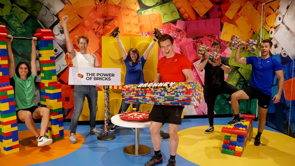 Het team dat de Lego Gym voor Stan Browney gebouwd heeft met o.a. Marcel de Jong van THE POWER OF BRICKS