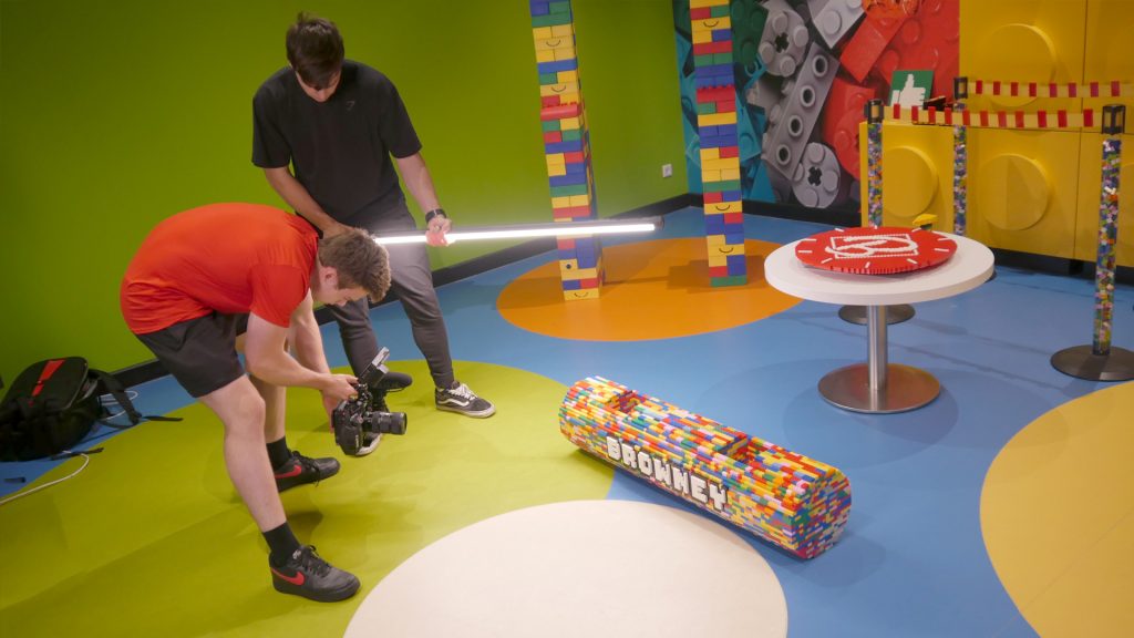 Achter de schermen tijdens het filmen van Stan Browney's Lego Gym