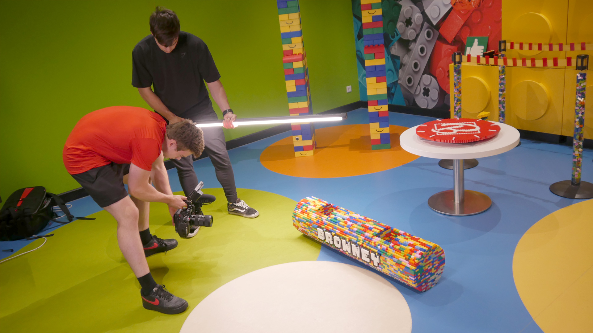 Achter de schermen tijdens het filmen van Stan Browney's Gym van LEGO® stenen