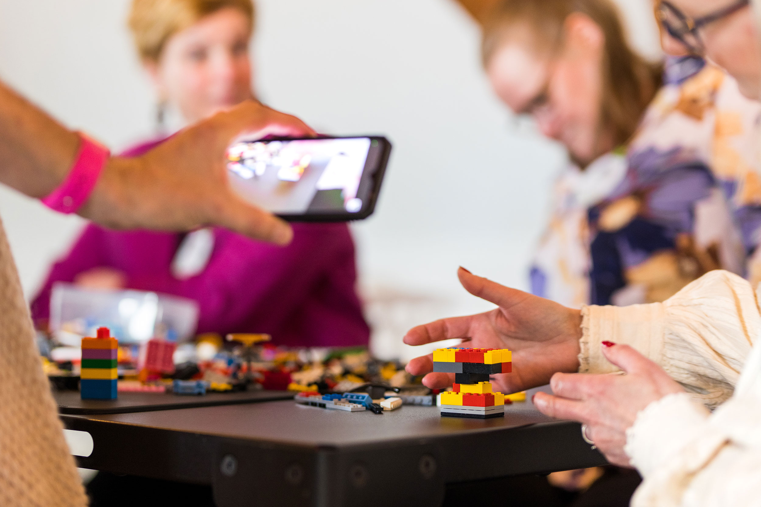 Deelnemer maakt foto tijdens een workshop