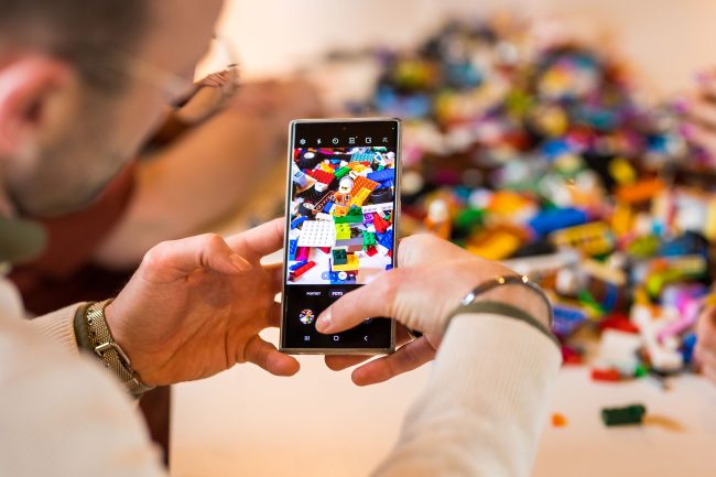 Deelnemer maakt foto tijdens een workshop