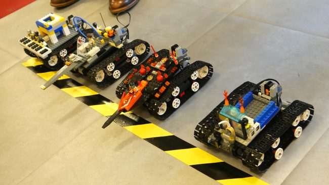 Zeepkistenrace met op afstand bestuurbare karts van LEGO® bouwstenen en motoren