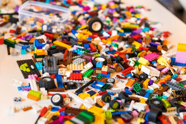 LEGO® bouwstenen uitgespreid op een tafel