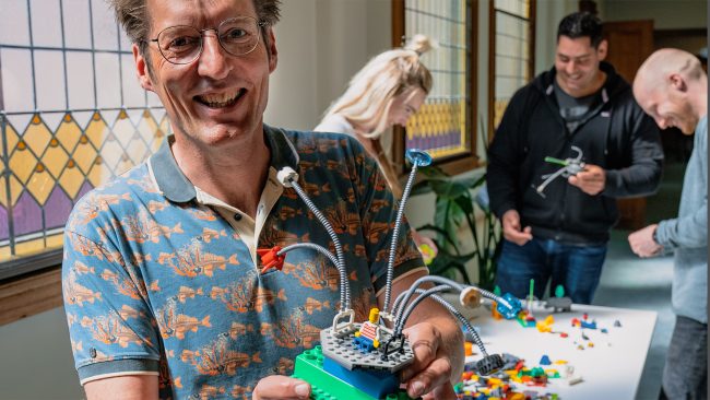 Marcel de Jong tijdens een workshop met LEGO® SERIOUS PLAY® methode met deelnemers