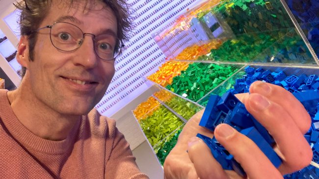 Marcel met een hand vol bricks