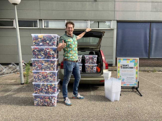 Marcel de Jong met een wagen vol LEGO® bouwstenen