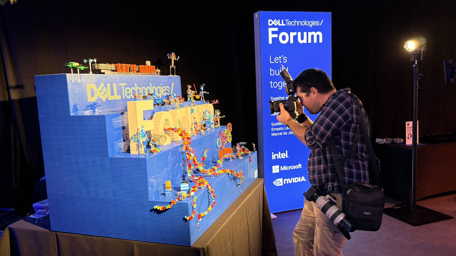DELL Technologies/ Forum artwork by THE POWER OF BRICKS