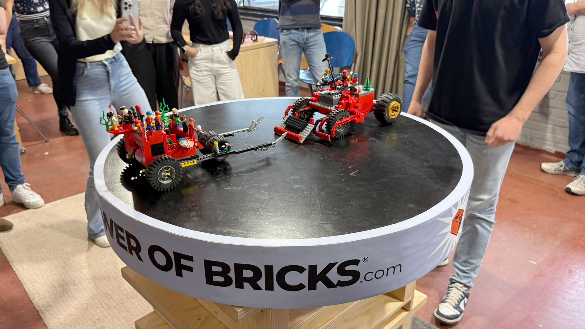 Twee SUMO karts nemen het tegen elkaar op in onze Sumo Brick Battle Arena