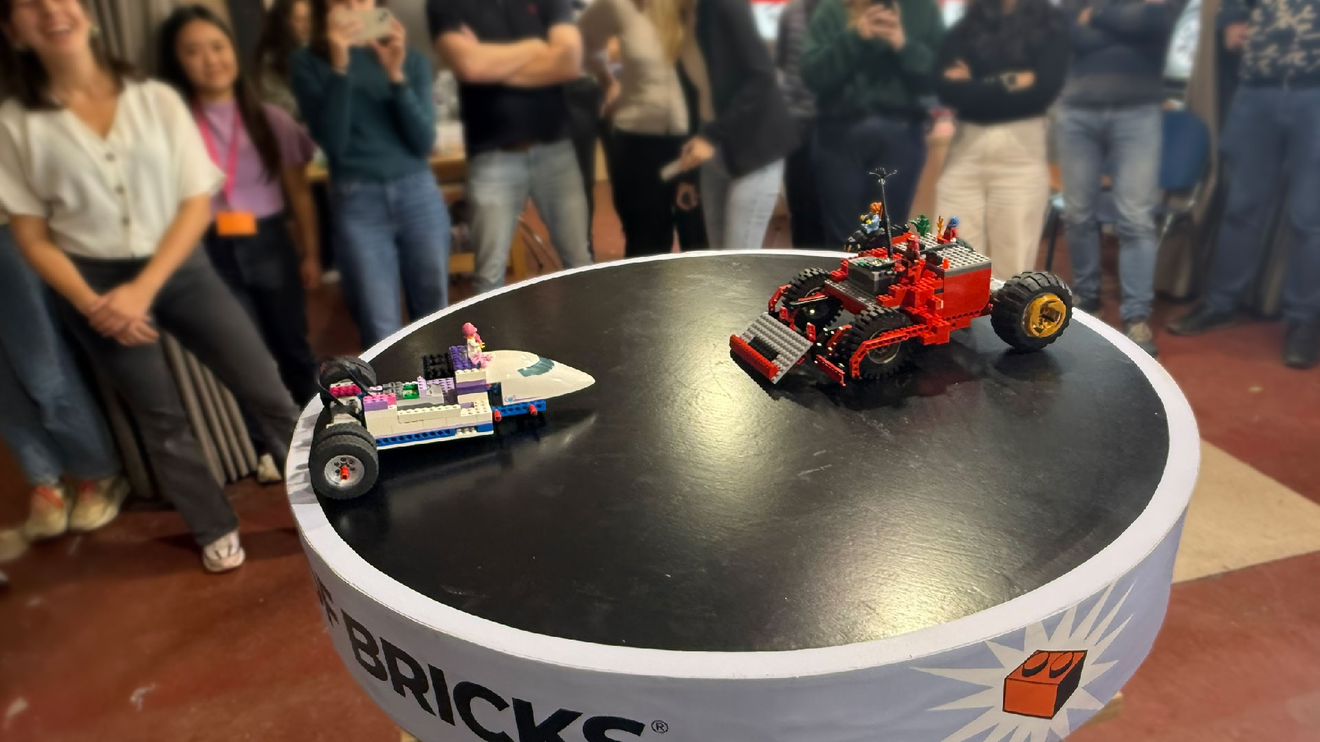 Twee SUMO karts nemen het tegen elkaar op in onze Sumo Brick Battle Arena
