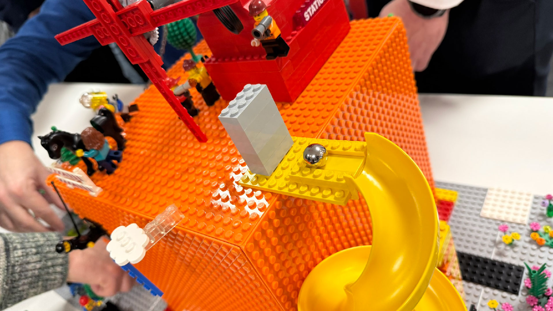 Detail van de Chain Reaction van LEGO® bouwstenen