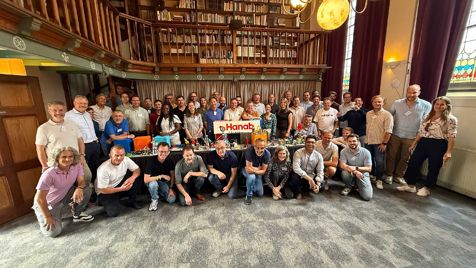 Een grote groep die net de Team Challenge Chain Reaction gedaan heeft